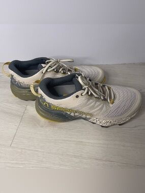 New LA Sportiva Akasha II Women's Trail Running /Hiking Shoes Size 6 White Gray